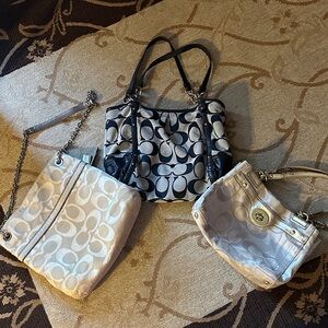 Coach bags bundle
Stylish Black and Cream Handbag